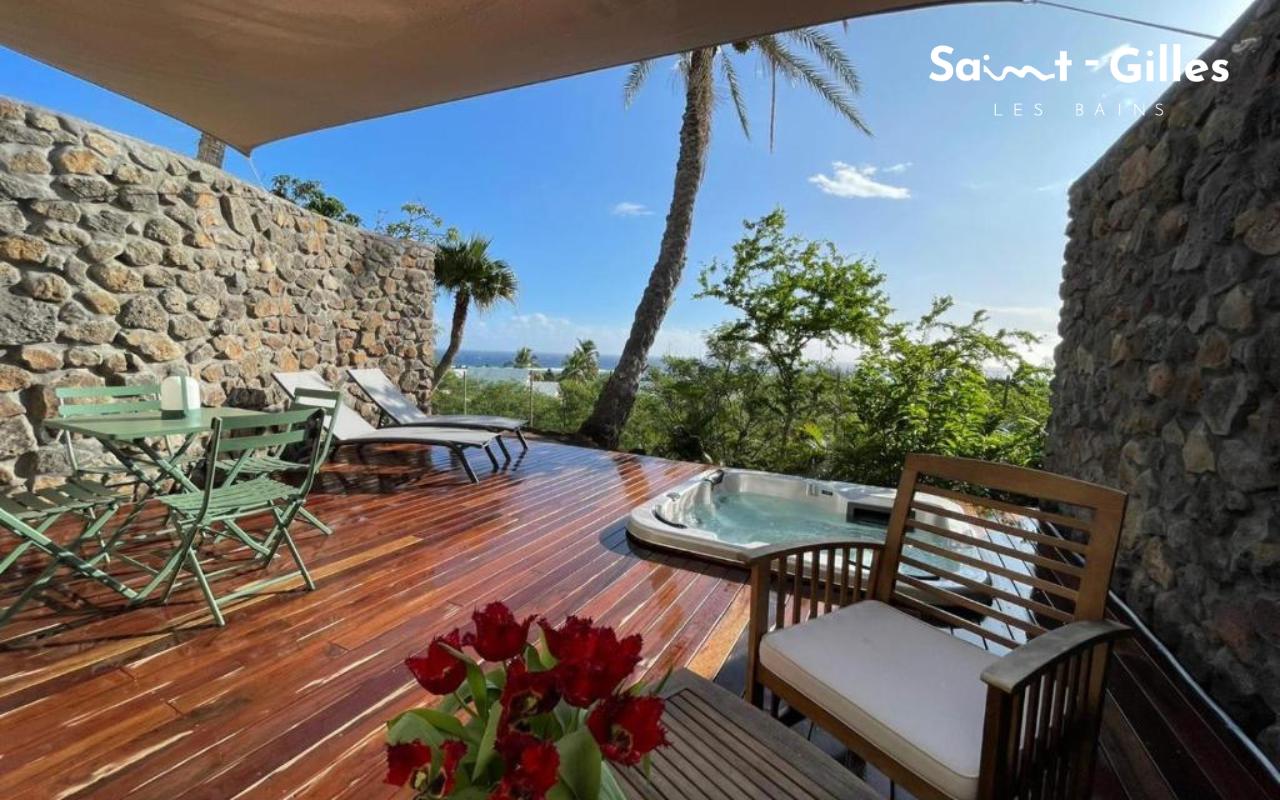 Terrasse avec jacuzzi de l'hébergement Villa Prana à Saint-Gilles Les Bains à La Réunion