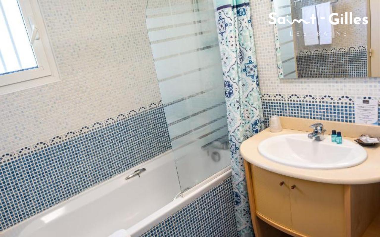 Salle de bains de l'hôtel Le Kerveguen à La Réunion à Saint-Gilles Les Bains