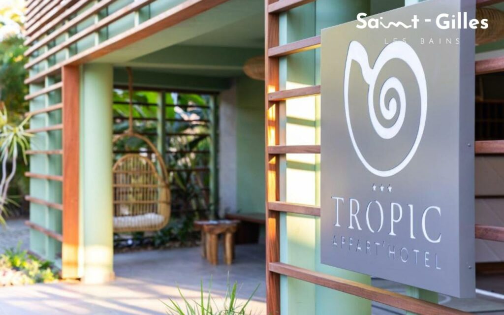 Façade de la résidence Tropic Appart Hôtel à Saint-Gilles Les Bains à La Réunion