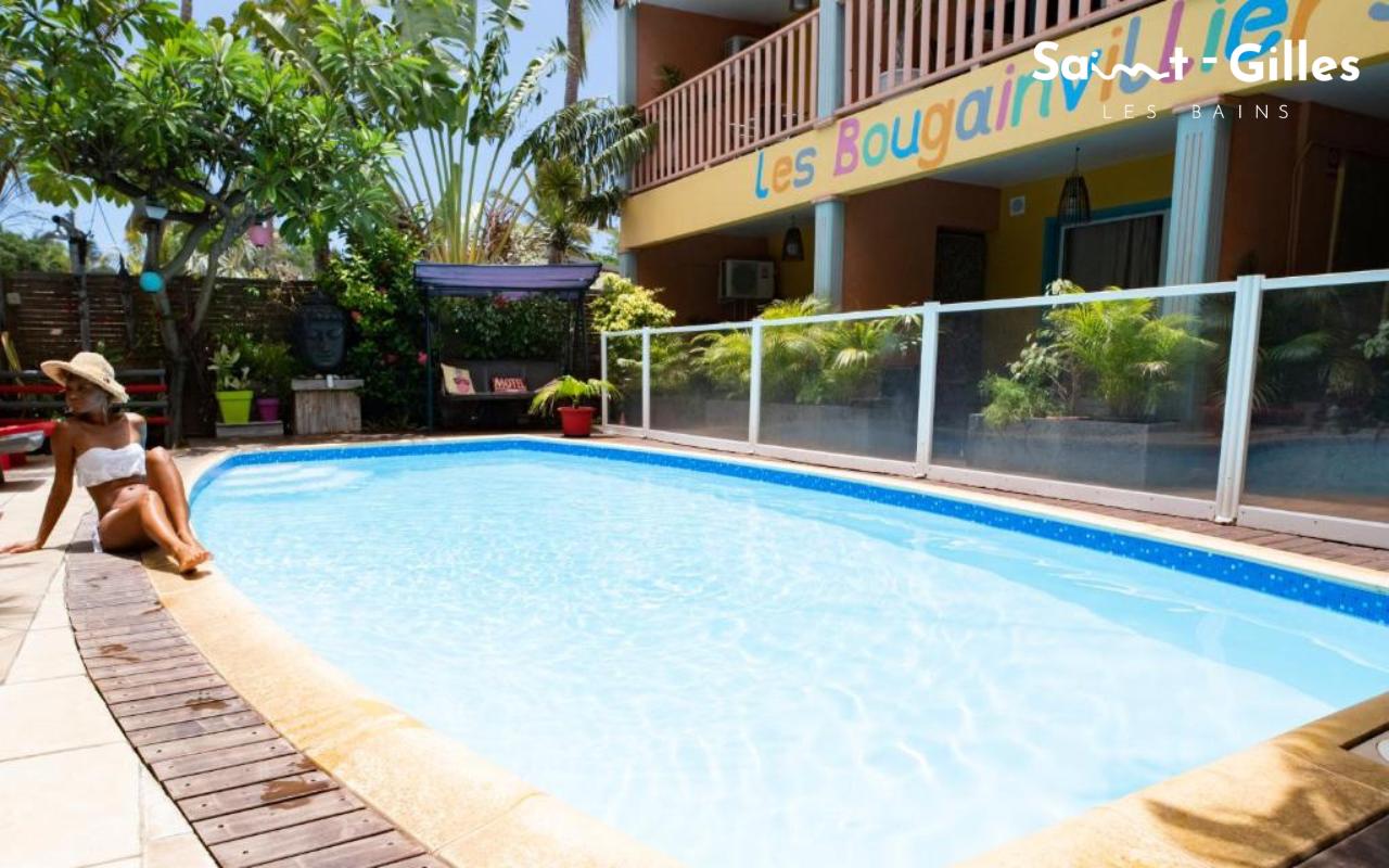 Façade avec piscine de l'hôtel Les Bougainvilliers à Saint-Gilles Les Bains à La Réunion
